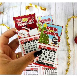 100 MINI CALENDÁRIO 5X5 COM IMÃ 2026